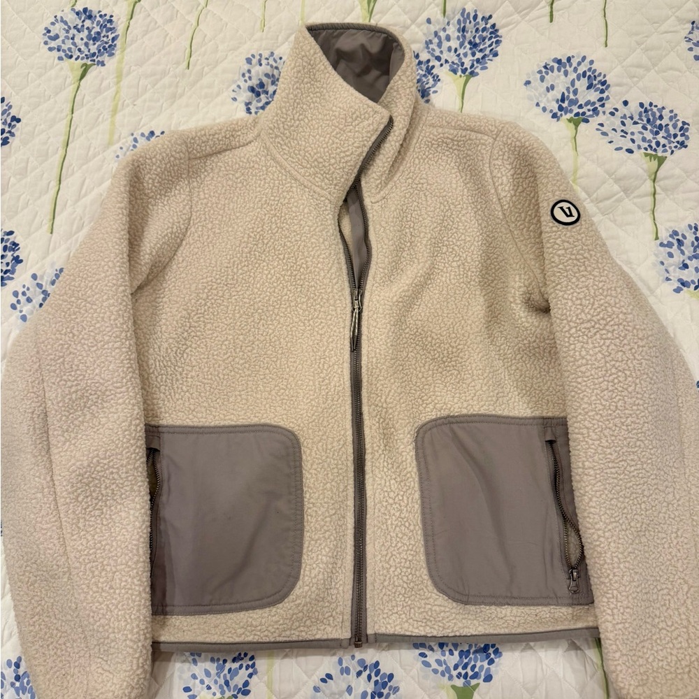 Vuori Women's Cream and Gray Sherpa Jacket